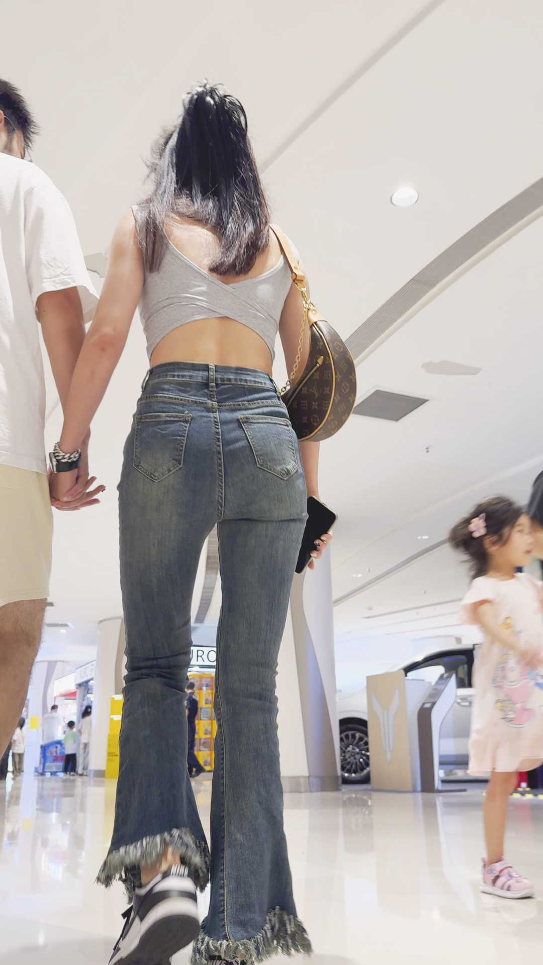 露腰包臀紧牛仔妹子