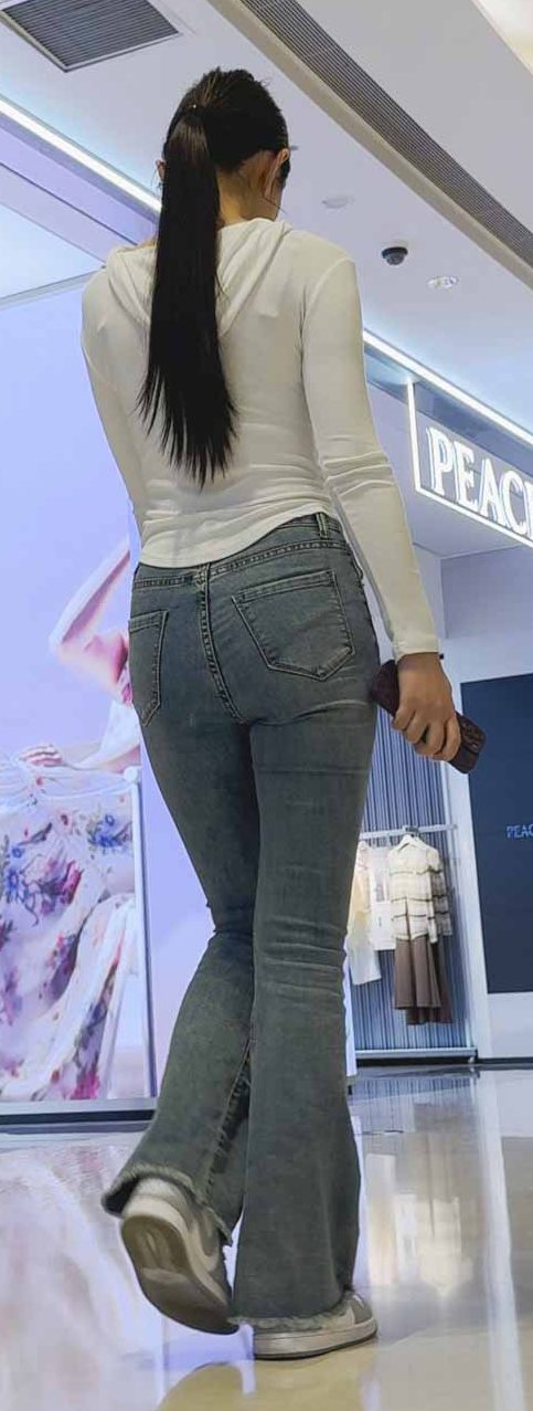 性感紧臀蛇精脸长发小姐姐（积分190）