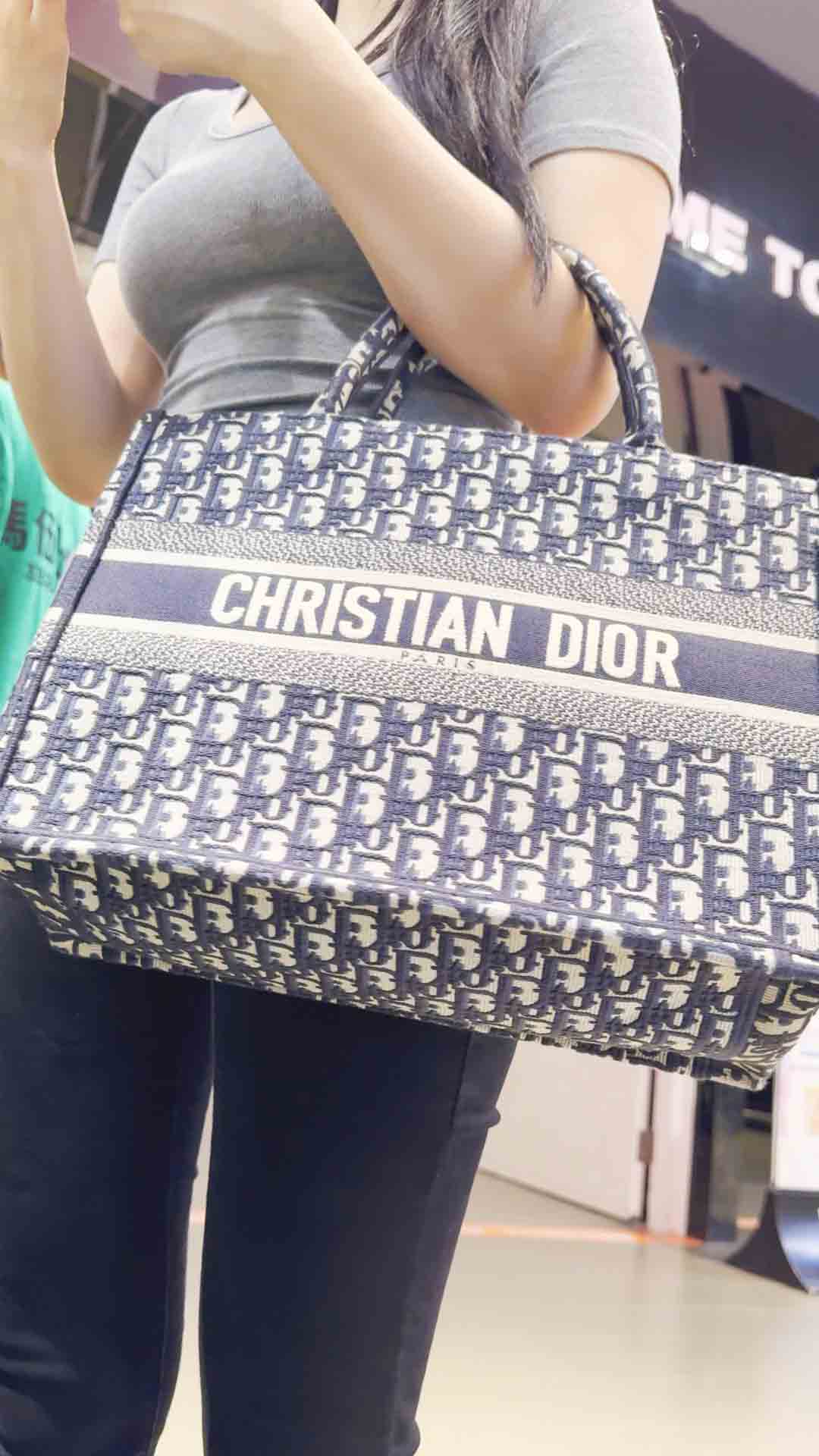 长发黑裤透内痕妹子（积分102）