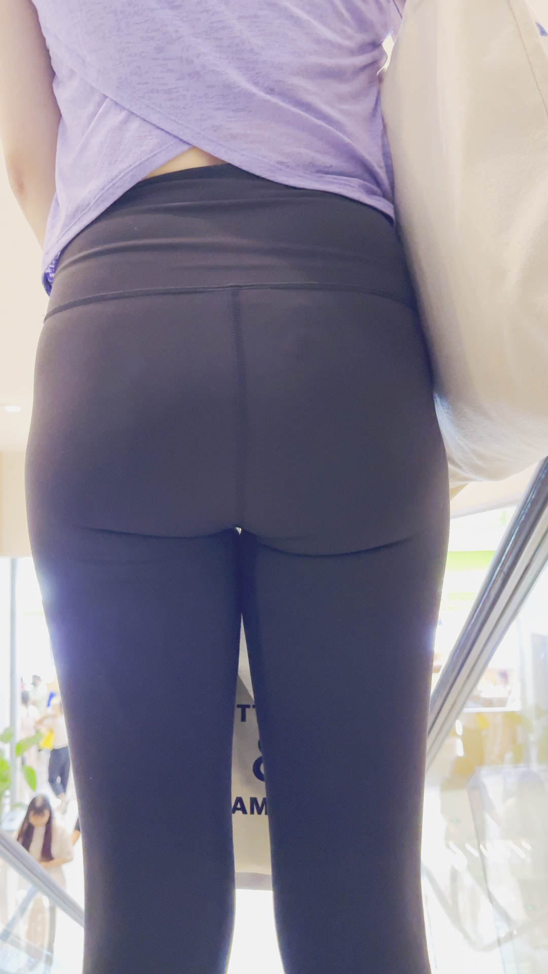 鲨鱼裤紧臀高挑妹子