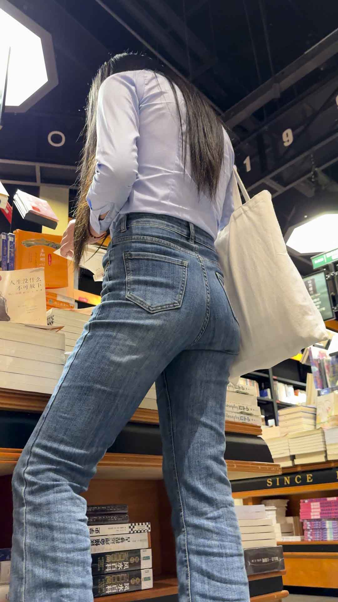 包臀长腿蓝色牛仔妹子