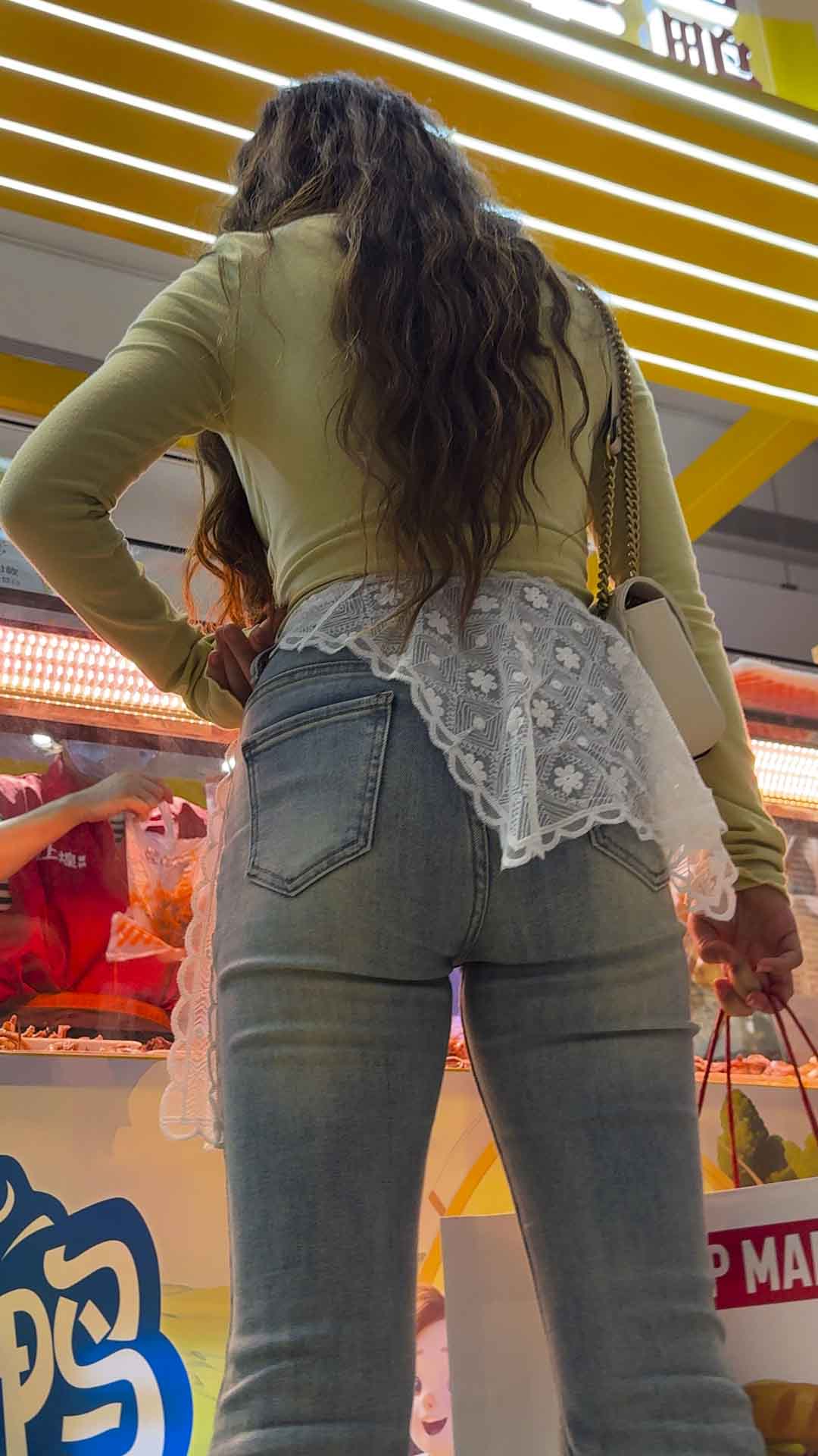 长发紧身牛仔紧臀少妇