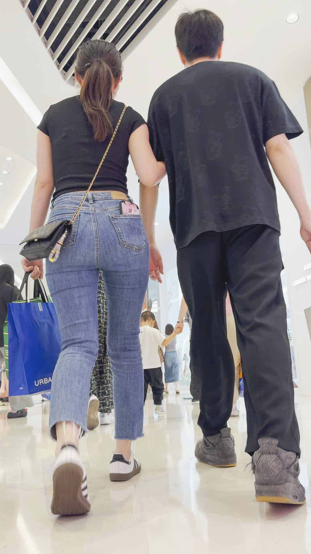 包臀牛仔成熟少妇有韵味