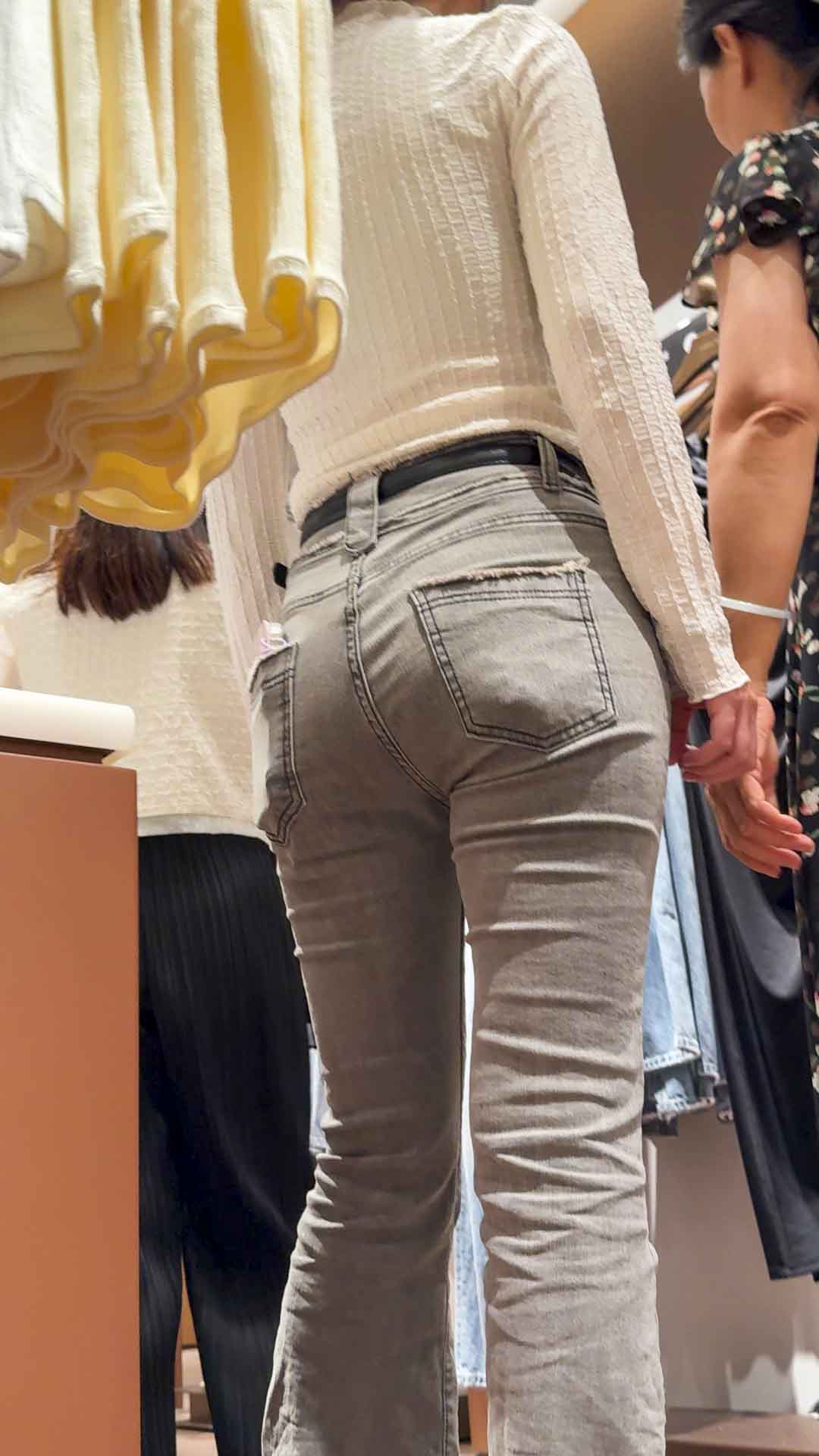 包臀牛仔裤下的蜜桃臀（积分321）