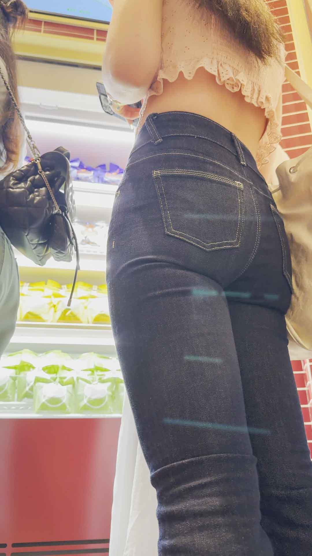 (积分190)春节献礼小姐姐臀部线条饱满而有力