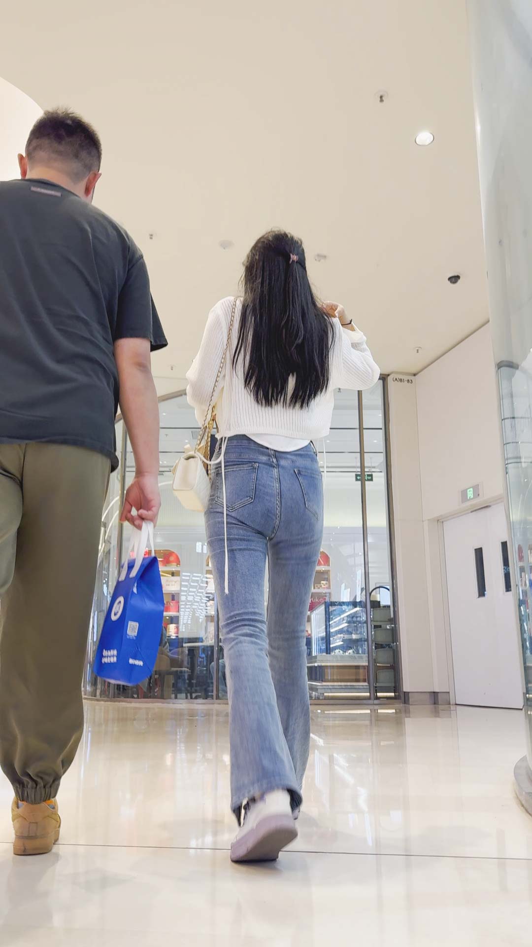 春节献礼长发翘臀深内痕美女