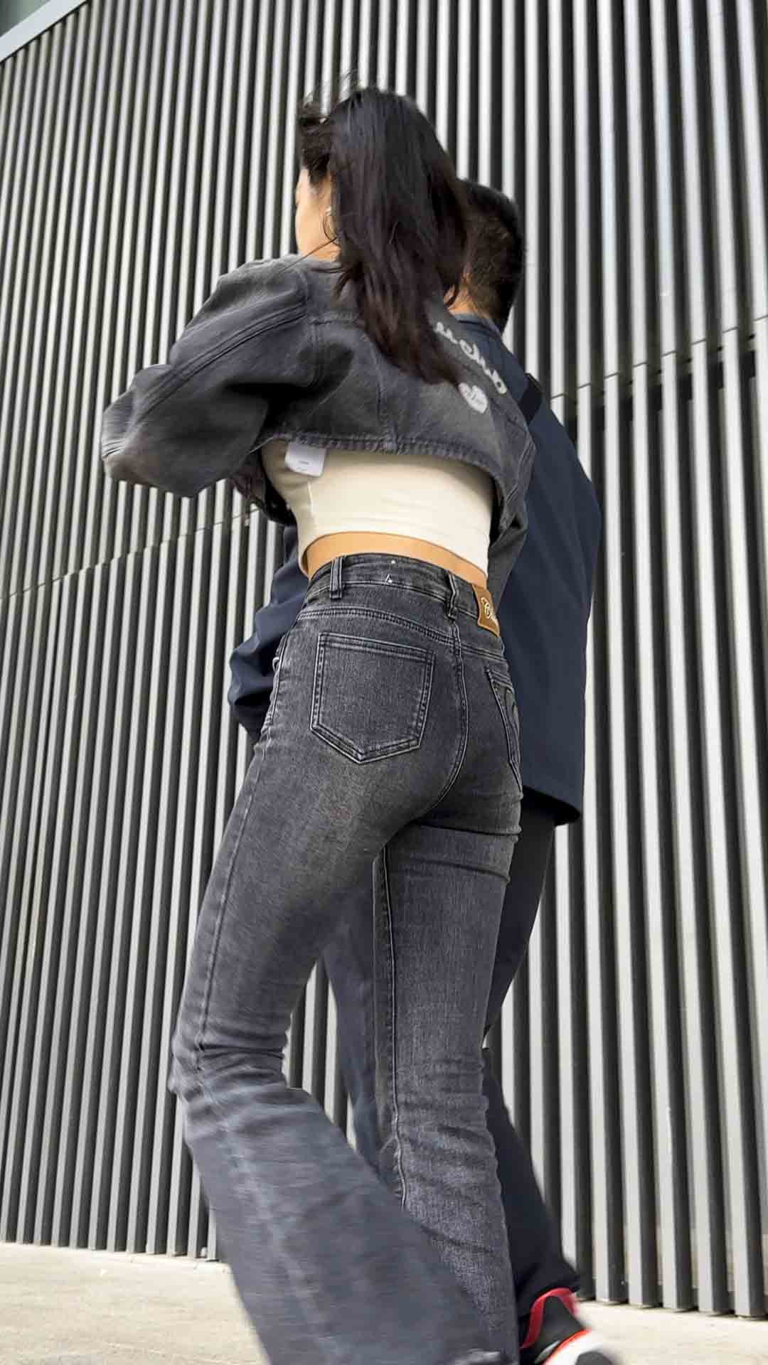 端午献礼露腰包臀黑牛仔小姐姐