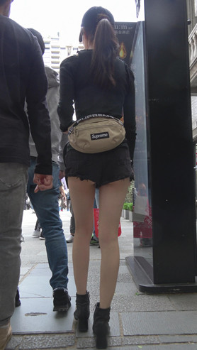 漂亮的黑色热裤小姐姐[711M/MP4]