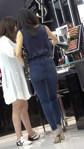 商场里的牛仔裤美女[1.9G/MP4]