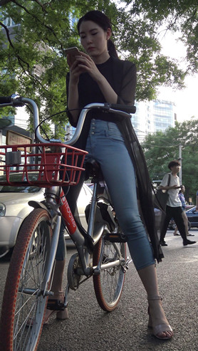 单车上的美女小姐姐[1.36G/MP4]