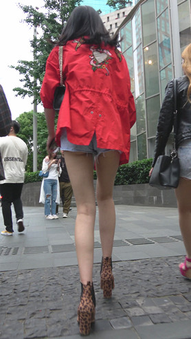 红衣牛仔热裤小姐姐[2.2G/MP4]