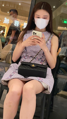 玩手机的美腿小姐姐[996M/MP4]