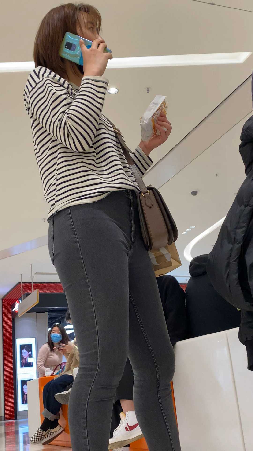 商场饱满灰牛仔翘臀妹子（积分84）