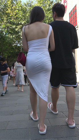 丰满的白色紧身裙美女[1.15G/MP4]