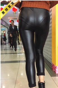 按耐不住的紧身皮裤MP4/369MB]