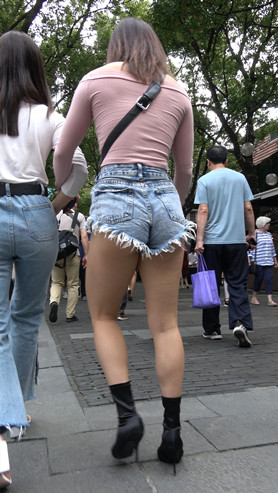 毛边牛仔热裤小姐姐[1.95G/MP4]