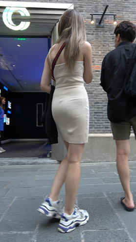 吊带连体包臀裙小姐姐[2.16G/MP4]