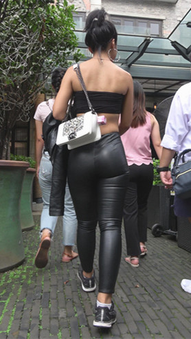 凉爽性感的皮裤小姐姐[1.26G/MP4]