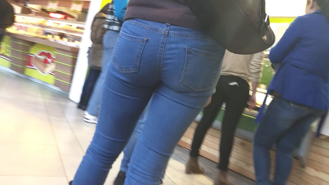 排队就餐的两牛仔裤妹子[140M/MP4]