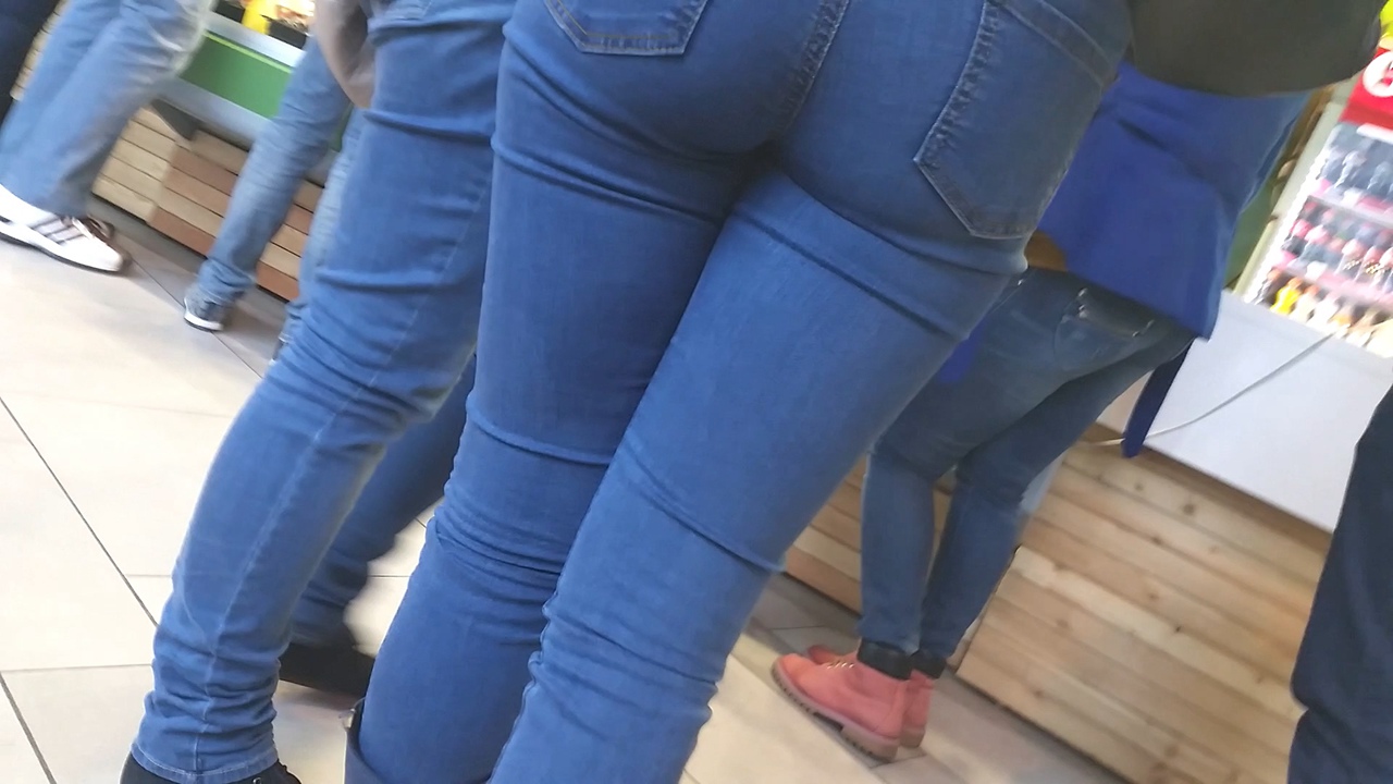 排队就餐的两牛仔裤妹子[140M/MP4]