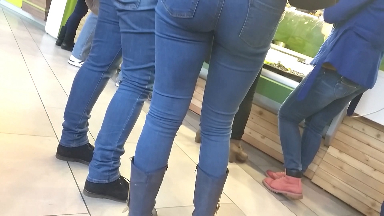 排队就餐的两牛仔裤妹子[140M/MP4]