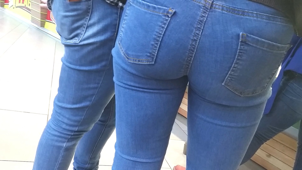 排队就餐的两牛仔裤妹子[140M/MP4]