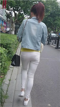 街拍超清纯马尾辫紧身白裤美眉[1.59G]