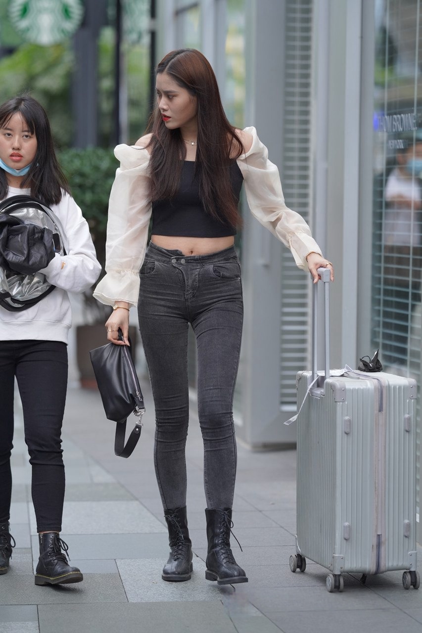 [套图32P]推着行李箱的黑牛美女3A8148[360M]