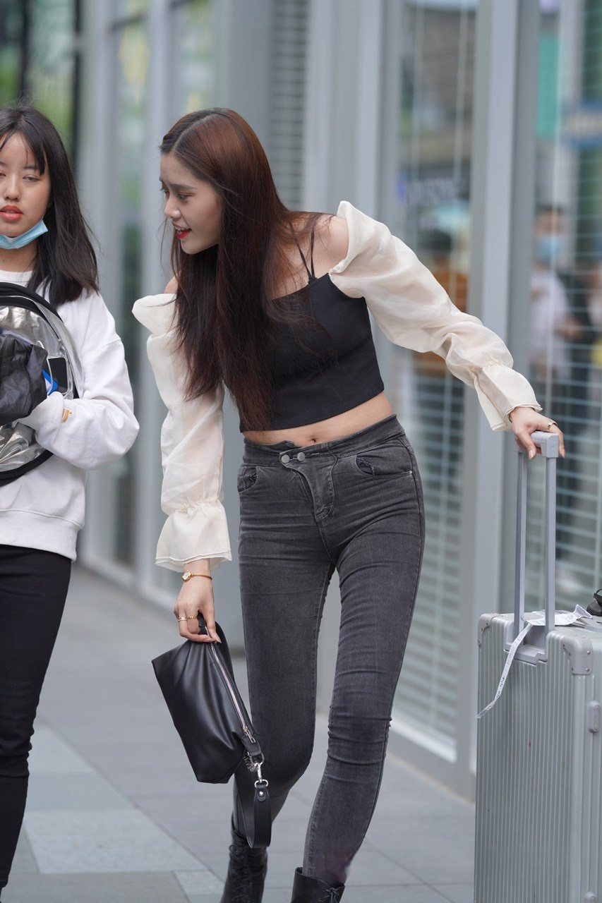 [套图32P]推着行李箱的黑牛美女3A8148[360M]