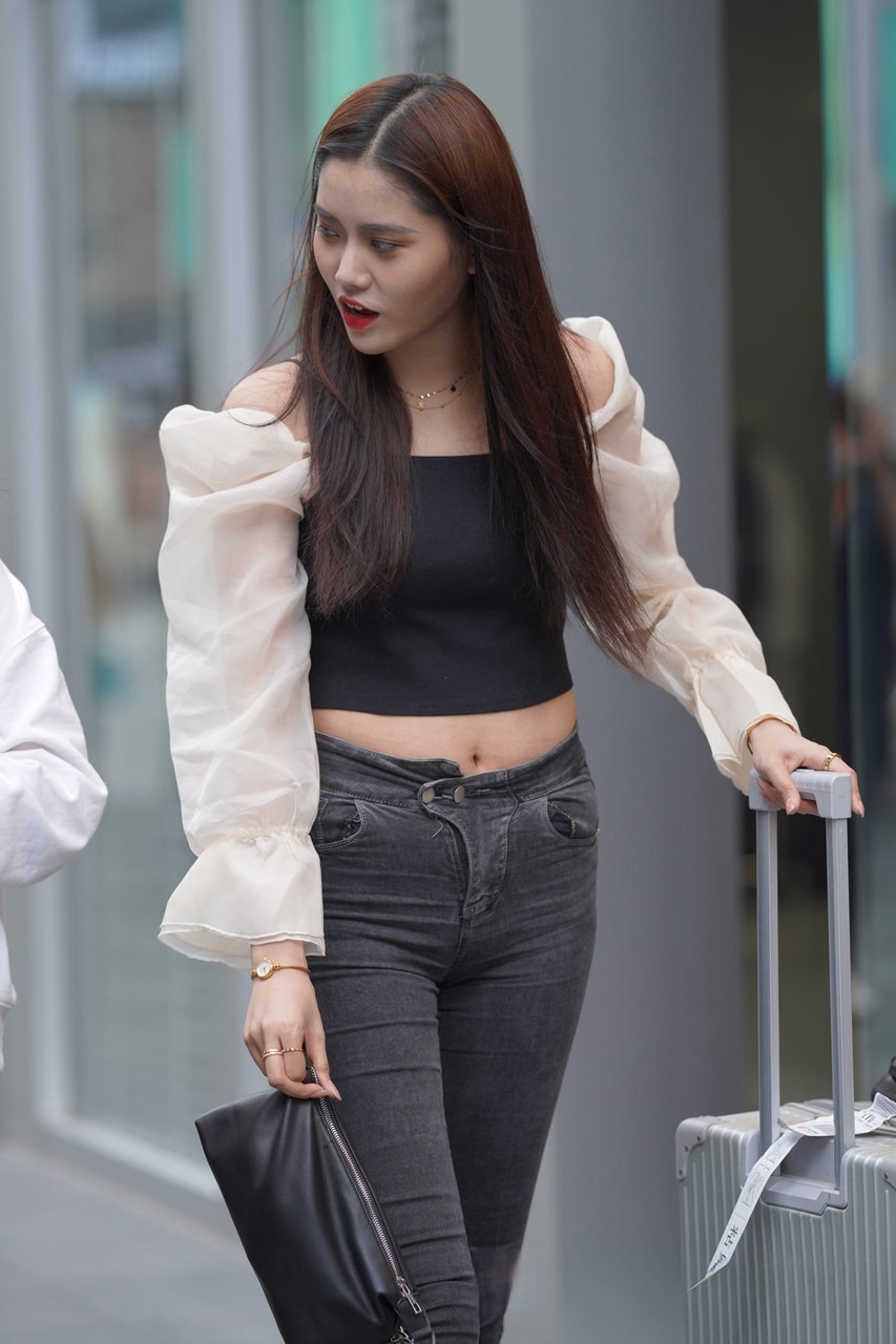 [套图32P]推着行李箱的黑牛美女3A8148[360M]