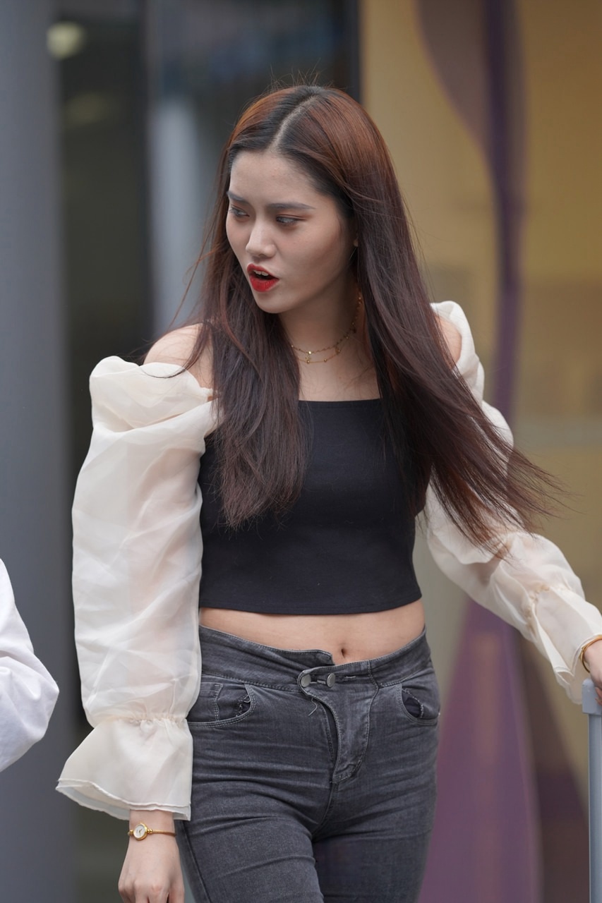 [套图32P]推着行李箱的黑牛美女3A8148[360M]