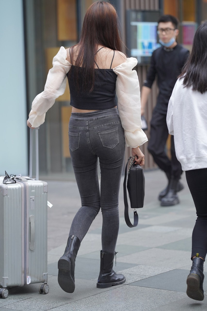 [套图32P]推着行李箱的黑牛美女3A8148[360M]