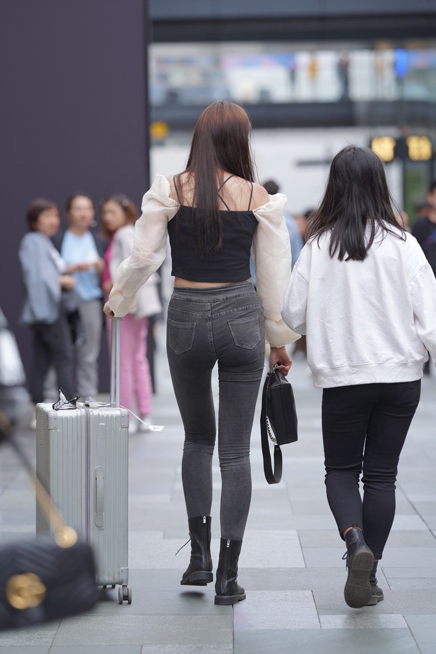 [套图32P]推着行李箱的黑牛美女3A8148[360M]