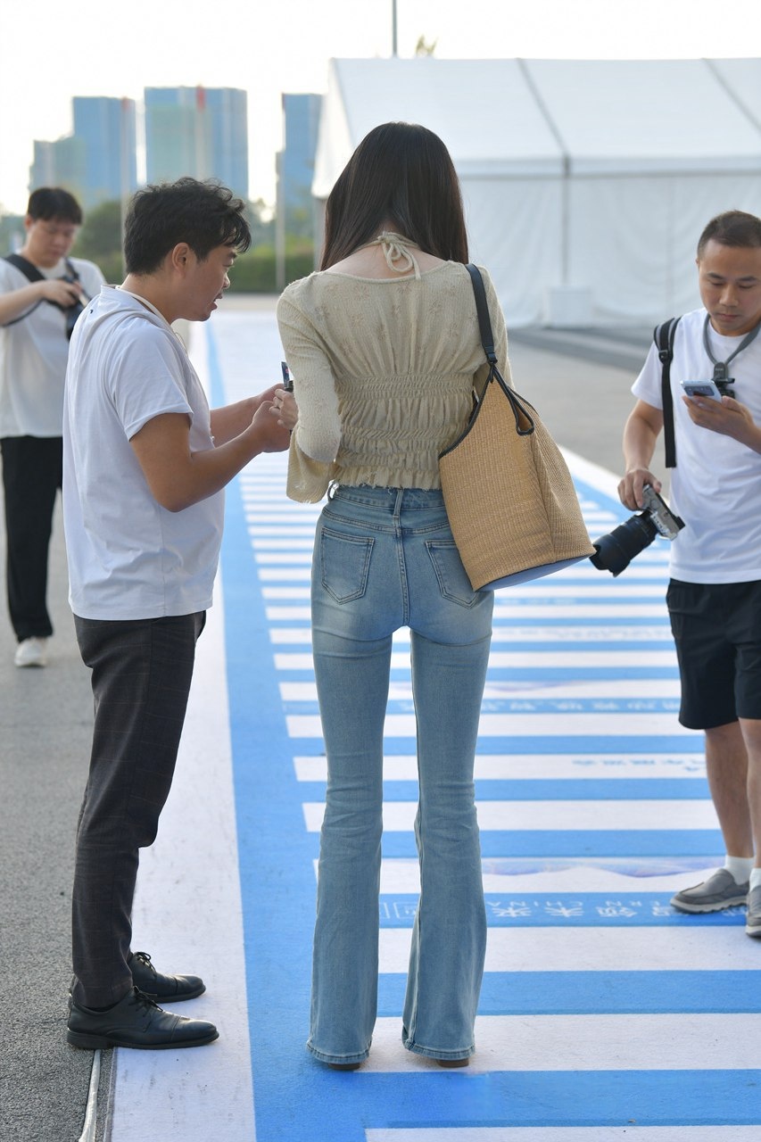 [套图85P]长腿紧牛小美女3A[2.01G]