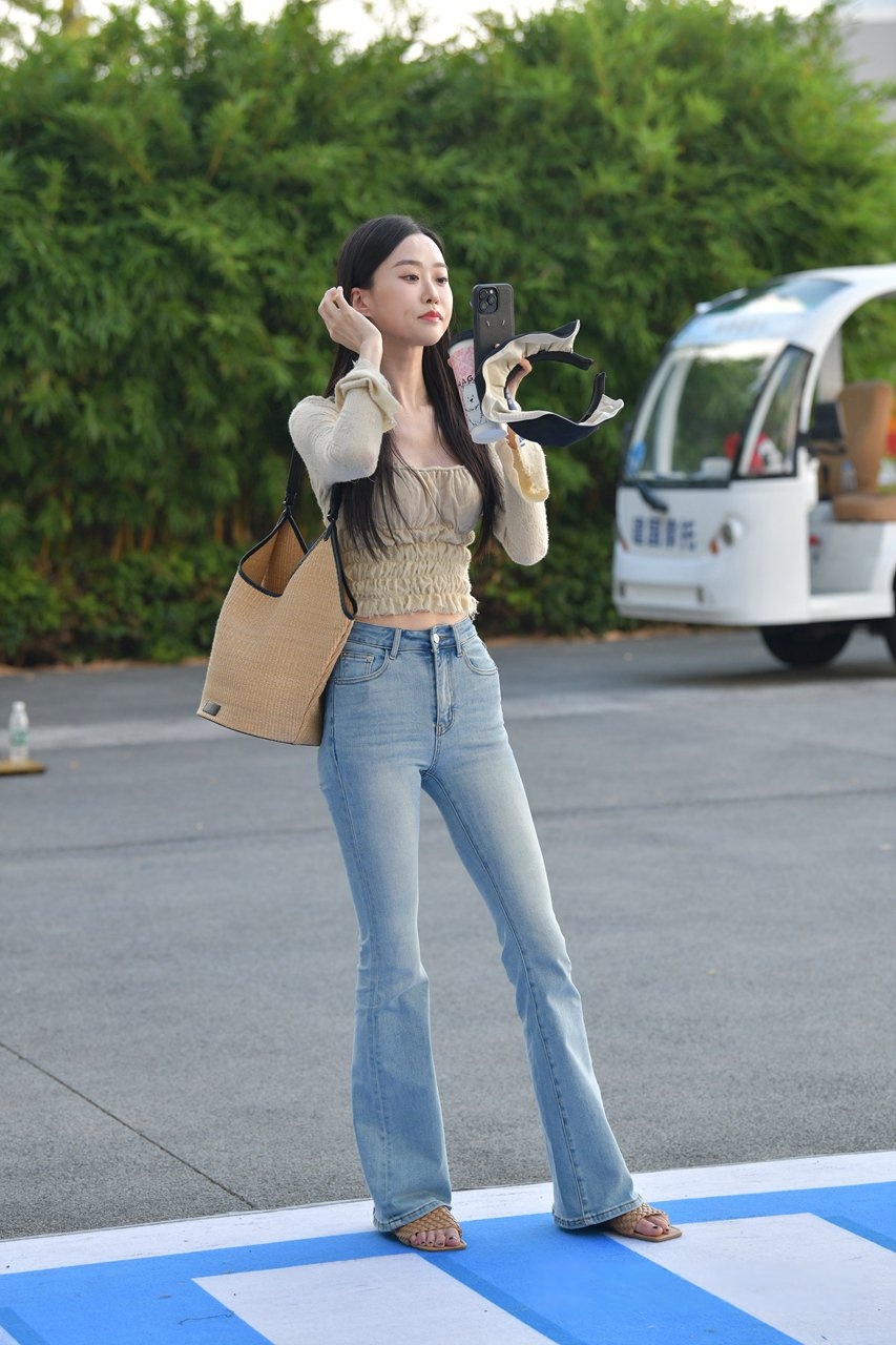 [套图85P]长腿紧牛小美女3A[2.01G]