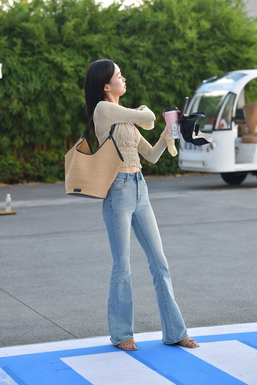 [套图85P]长腿紧牛小美女3A[2.01G]