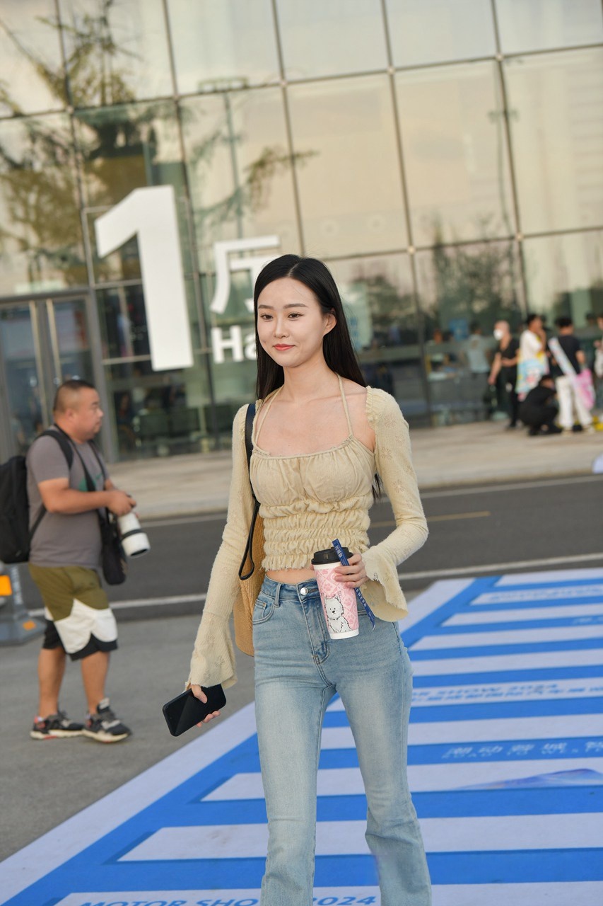 [套图85P]长腿紧牛小美女3A[2.01G]