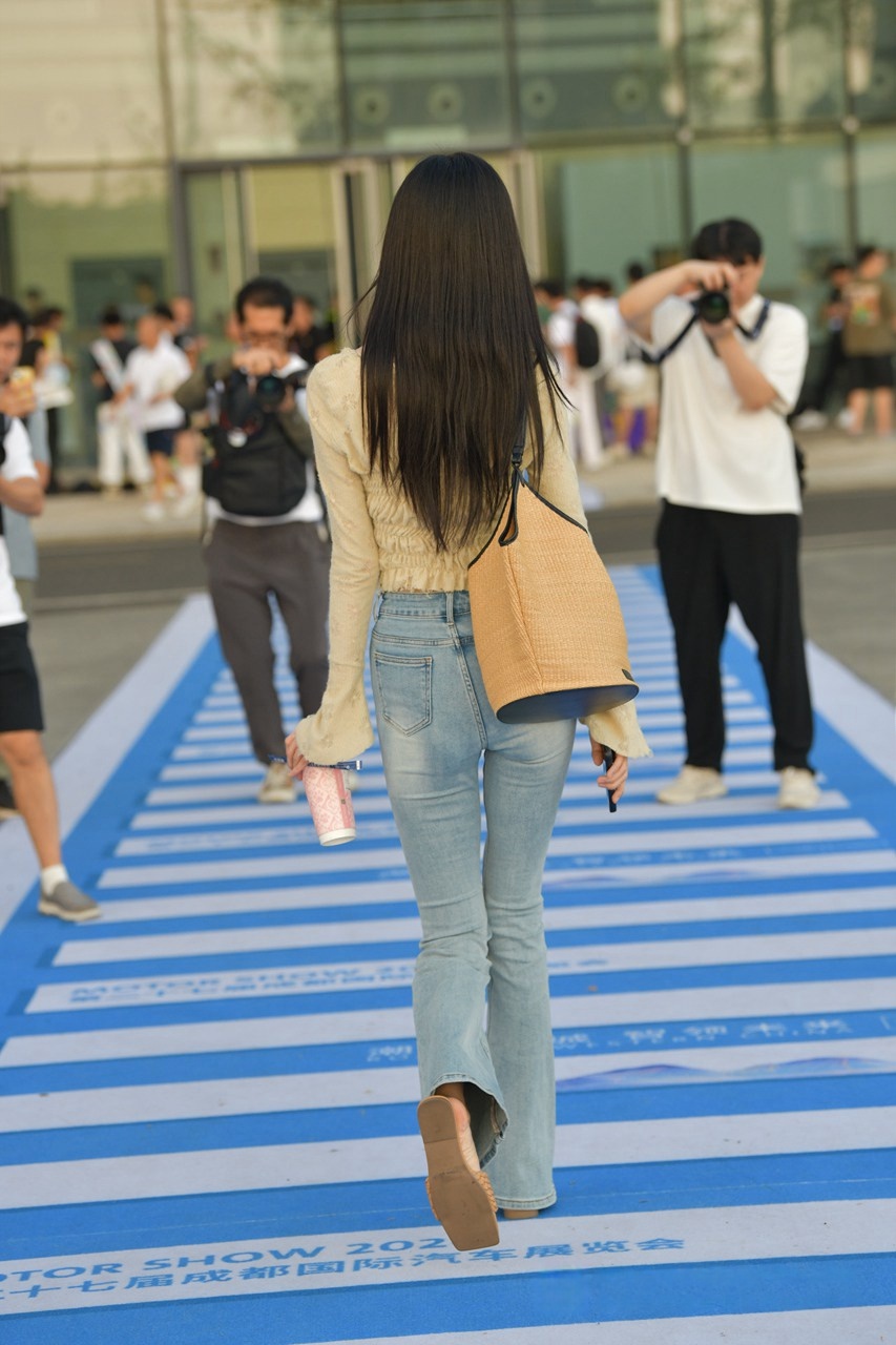 [套图85P]长腿紧牛小美女3A[2.01G]