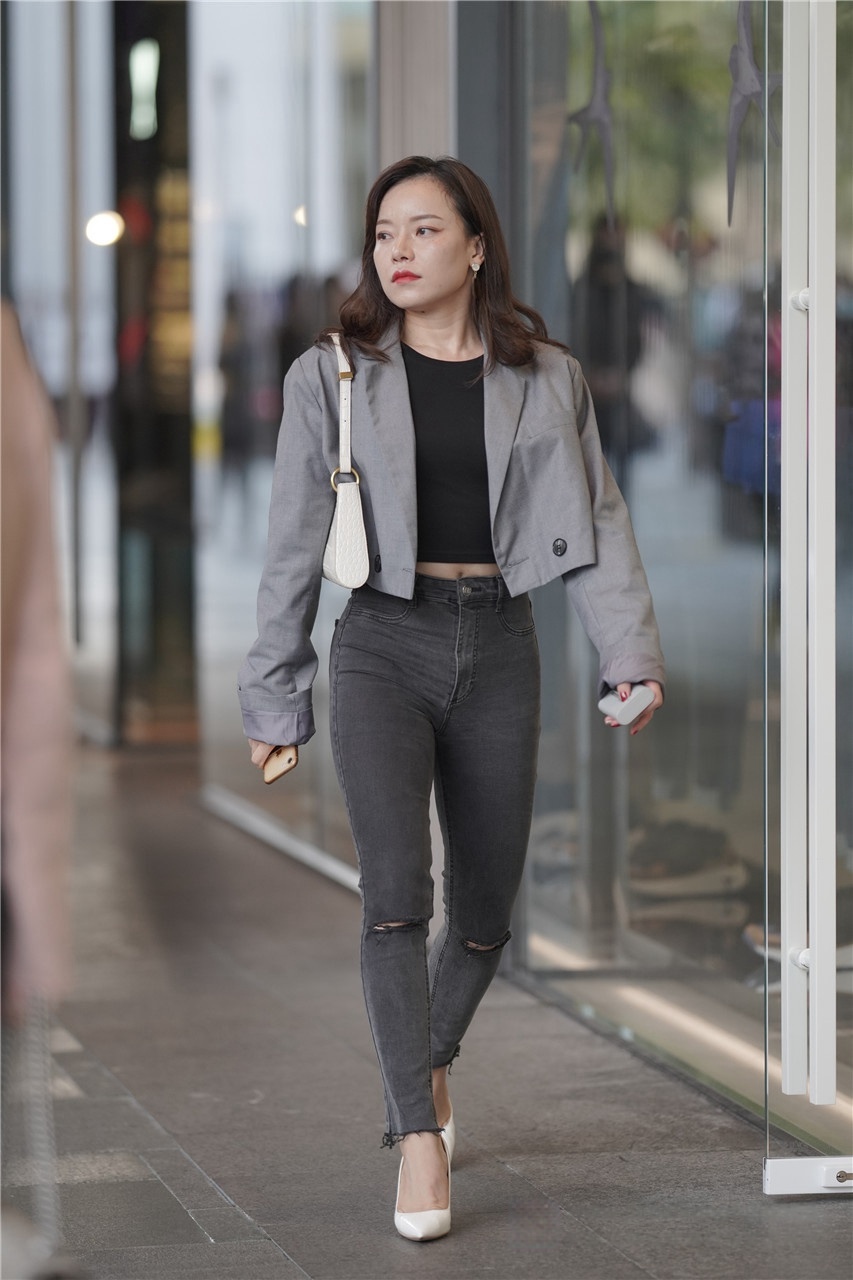 [套图42P]黑牛紧身美女3A8221[440M]