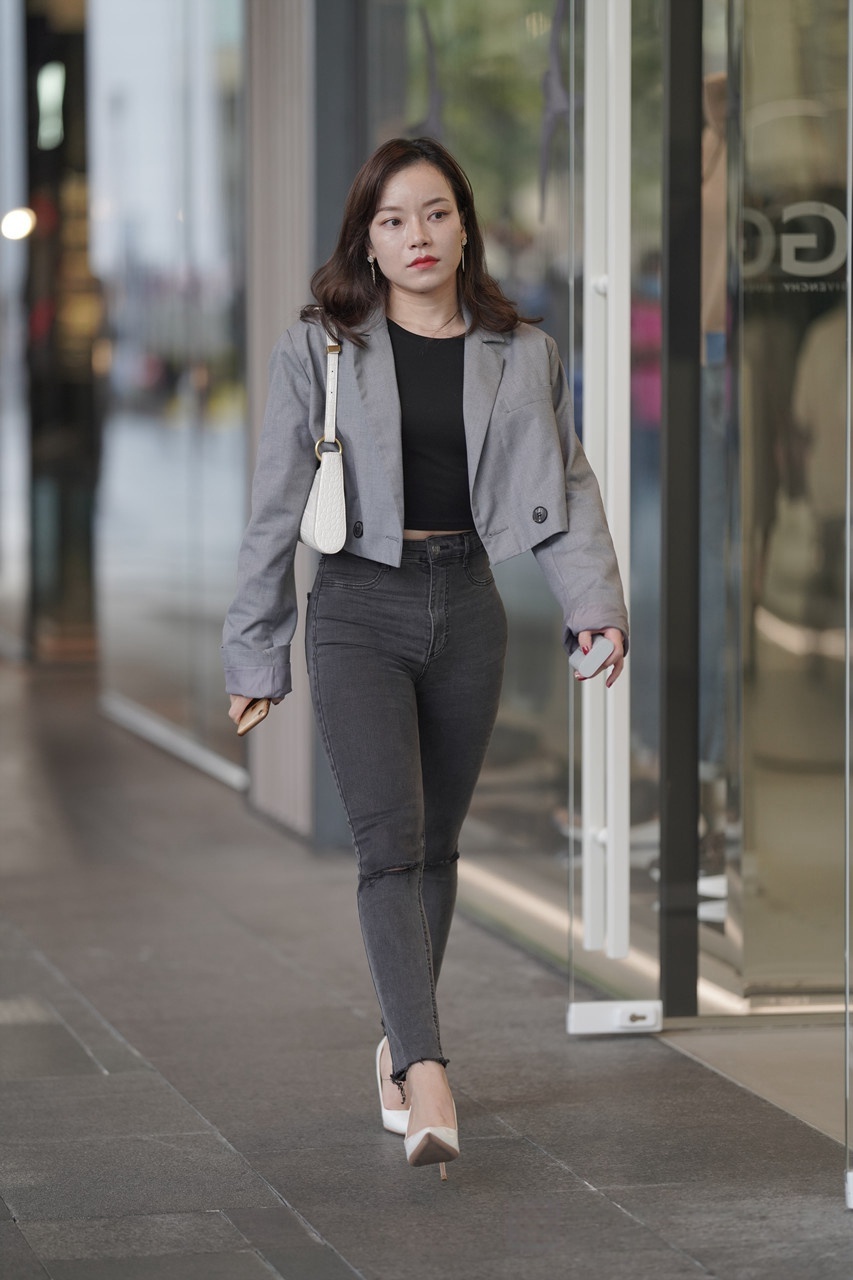 [套图42P]黑牛紧身美女3A8221[440M]