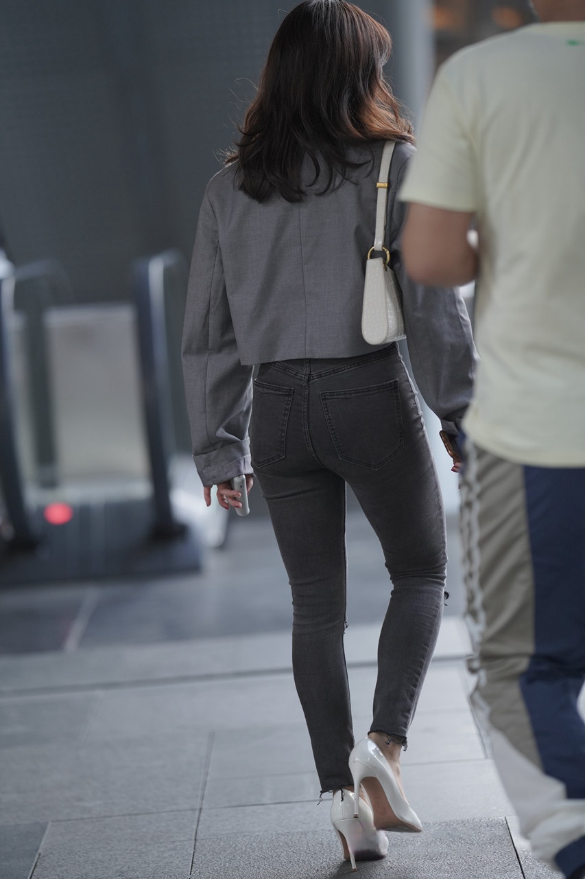 [套图42P]黑牛紧身美女3A8221[440M]