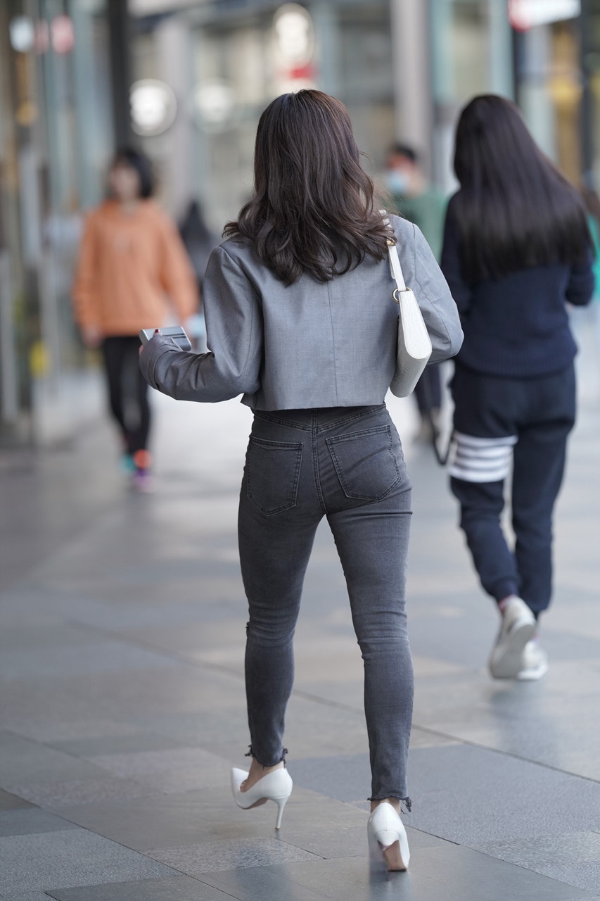 [套图42P]黑牛紧身美女3A8221[440M]