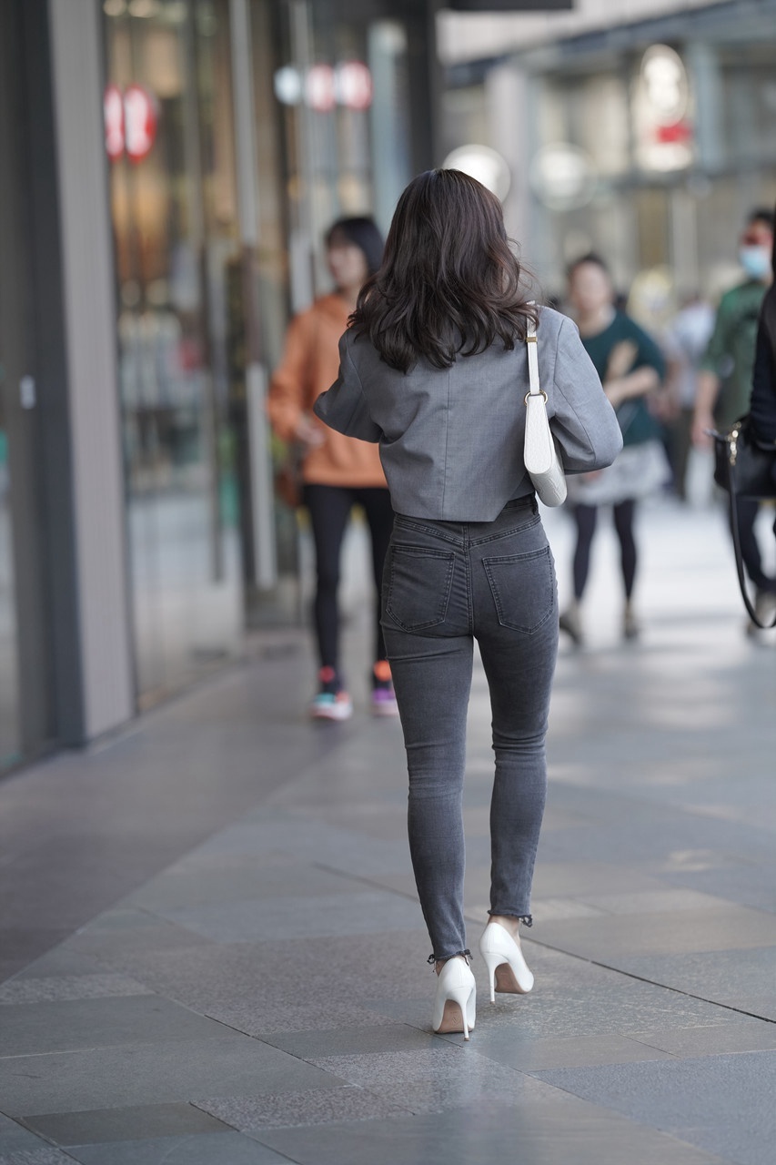 [套图42P]黑牛紧身美女3A8221[440M]