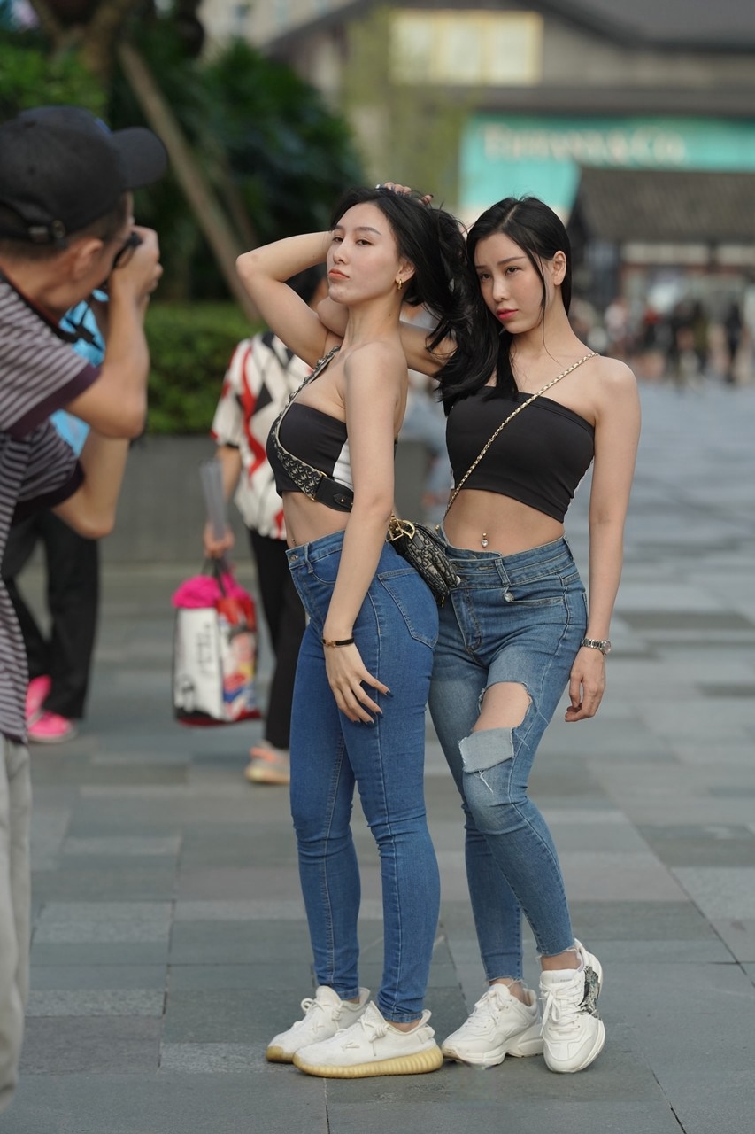 [套图]两个路腰紧牛姐妹花3A8228[3.21G]