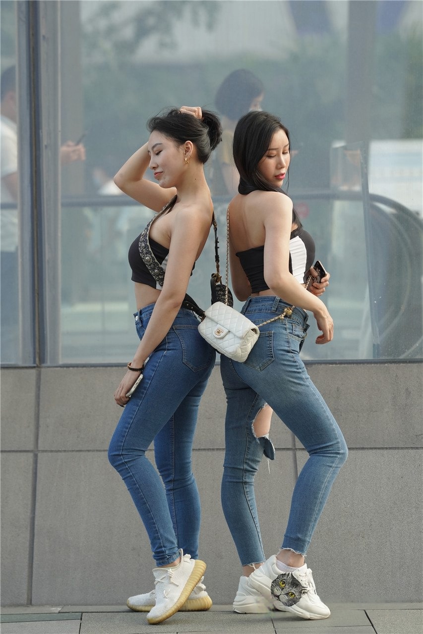 [套图]两个路腰紧牛姐妹花3A8228[3.21G]