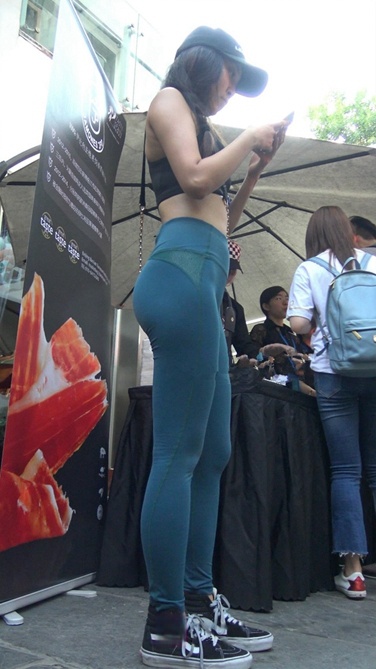 4K超清视频！极品紧身瑜伽裤美臀骆驼趾美女！[MP4/2GB]