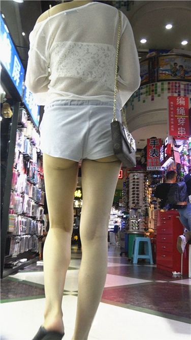 4K超清视频！超短浅蓝热裤美眉买高跟鞋[MP4/2GB]