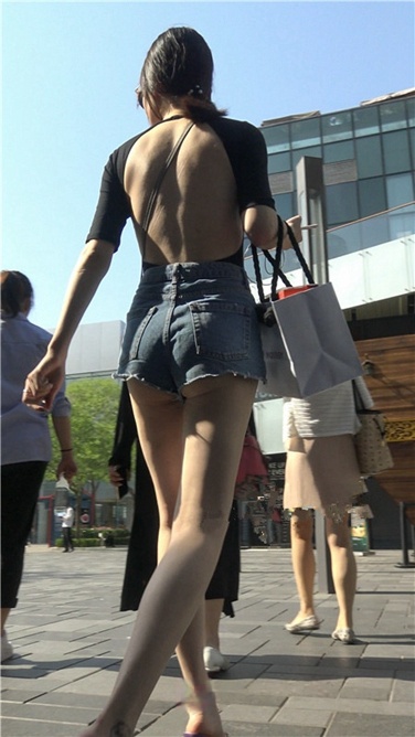 4K超清视频！大开背热裤MT美女第一季[MP4/2GB]