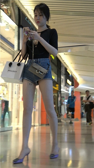 4K超清视频！大开背热裤MT美女第一季[MP4/2GB]