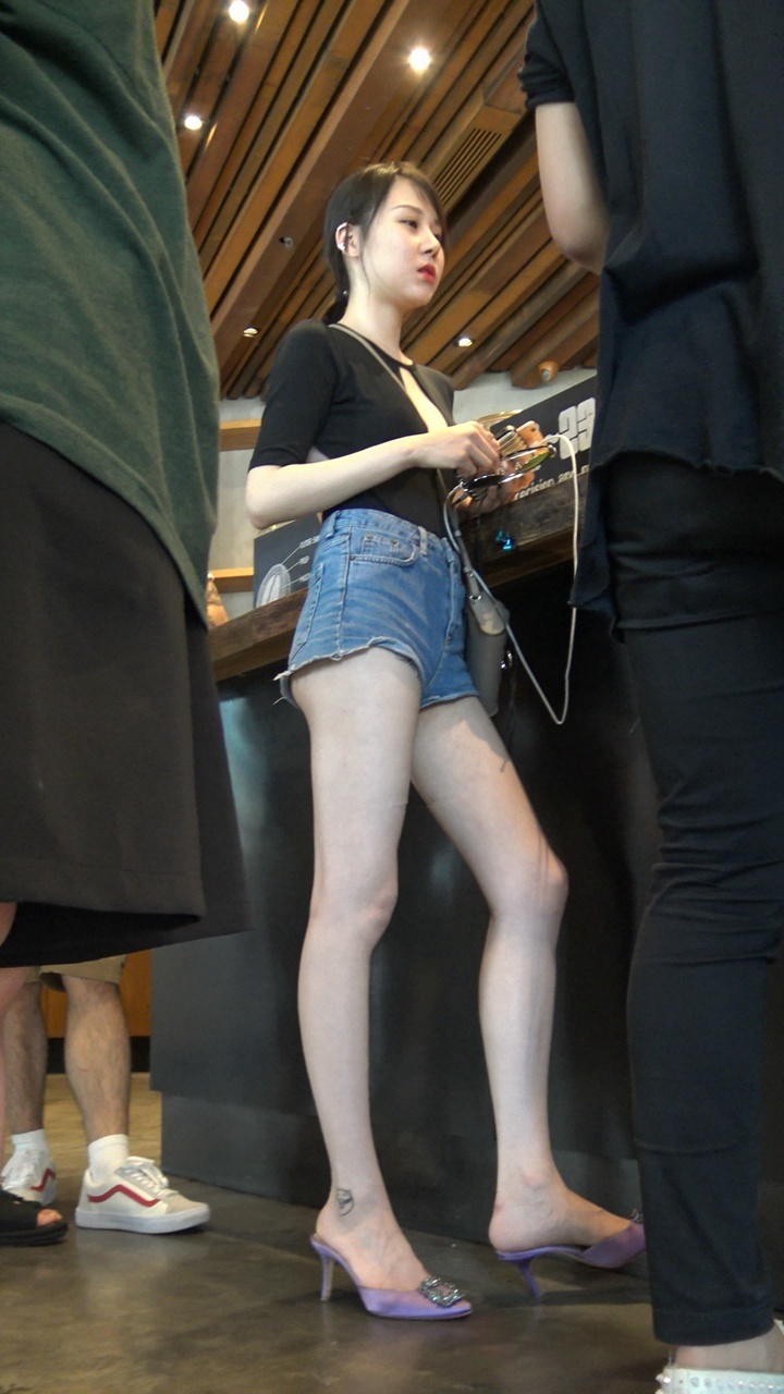 4K超清视频！大开背热裤美腿美女第二季[MP4/3GB]